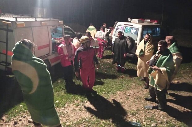 عملیات ۷ ساعته هلال احمر برای نجات ۵ جوان گرفتار در کوه انجام شد