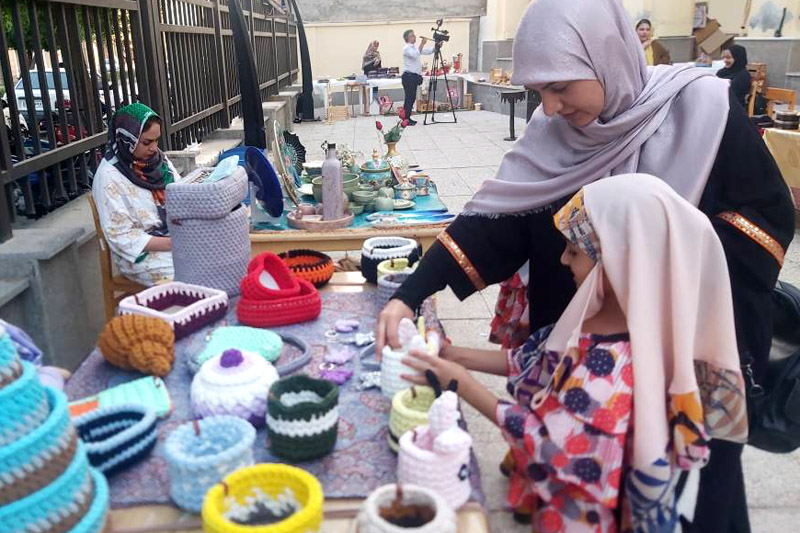 نمایشگاه صنایع دستی و محصولات بومی در کتابخانه عمومی خیلج فارس بوشهر برگزار شد