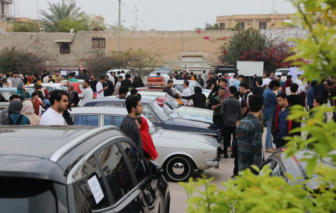 نمایش خودروهای تاریخی و سافاری به مناسبت هفته بوشهر، جمعه شب در بوشهر برگزار شد+تصاویر